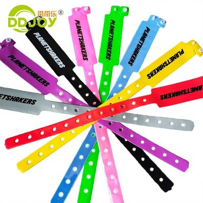 Braceletes de vinil personalizados para parque de diversões acessíveis e duráveis