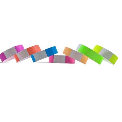 Faça uma declaração nos festivais com nossa pulseira Tyvek de papel neon em várias cores