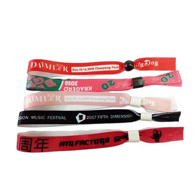 Cenários de uso Pulseiras personalizadas de tecido de cetim para eventos Festivais Festas e muito mais