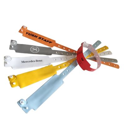 Pulseiras personalizadas como pedido Pulseiras PVC macias pretas com obras de arte de impressão personalizadas
