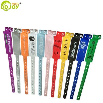 Pulseiras personalizadas como pedido Pulseiras PVC macias pretas com obras de arte de impressão personalizadas