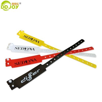Pulseiras personalizadas como pedido Pulseiras PVC macias pretas com obras de arte de impressão personalizadas