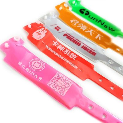 Logotipo personalizado aceito Pulseira de plástico Pulseiras de PVC para evento de música masculina