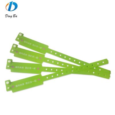Pulseiras à prova d'água de cores largas adicionam um toque de cor à sua roupa de festival