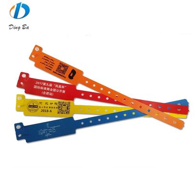 Pulseiras à prova d'água de cores largas adicionam um toque de cor à sua roupa de festival