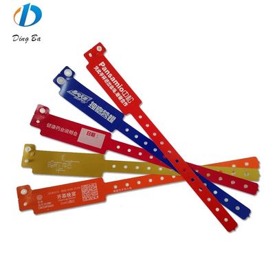 Pulseiras à prova d'água de cores largas adicionam um toque de cor à sua roupa de festival