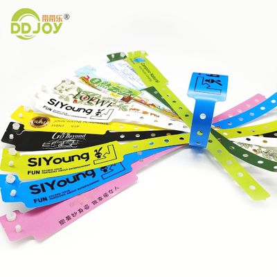 Pulseiras de vinil de plástico personalizadas e duráveis para compradores individuais e etc.