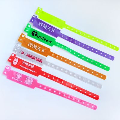 Eventos Festa BANGLES Neon Color Custom Lock ID Pulseiras de plástico de vinil em formato largo