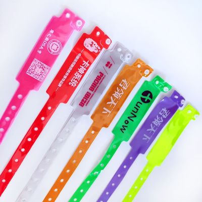 Eventos Festa BANGLES Neon Color Custom Lock ID Pulseiras de plástico de vinil em formato largo