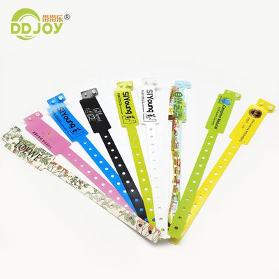Pulseiras de vinil de plástico personalizadas e duráveis para compradores individuais e etc.