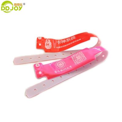 Eventos Festa BANGLES Neon Color Custom Lock ID Pulseiras de plástico de vinil em formato largo