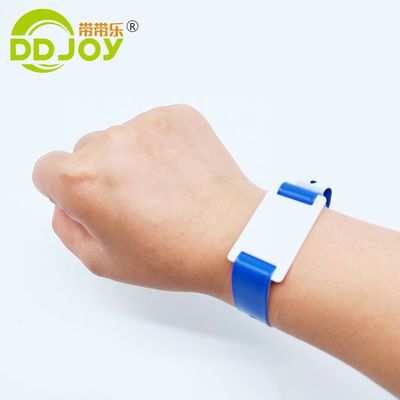 Pulseiras de logotipo personalizado em forma de L PVC Vinyl Material Escrito Smart RFID Chip Pulseira