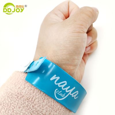 Braceletes de botão de PVC de identificação clara e design personalizado para hotéis
