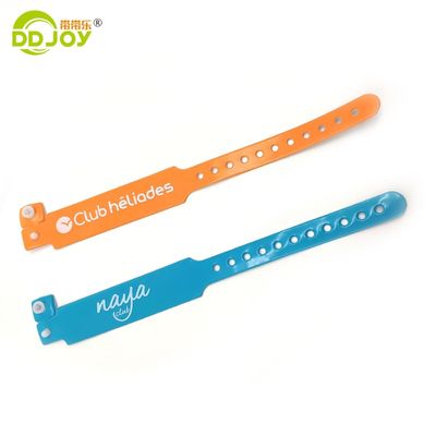 Braceletes de botão de PVC de identificação clara e design personalizado para hotéis