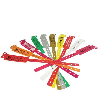 Pulseiras de plástico personalizadas unisex para ocasião de reunião em eventos de festival na cor vermelha