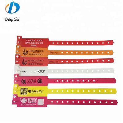 Pulseiras de plástico personalizadas unisex para ocasião de reunião em eventos de festival na cor vermelha