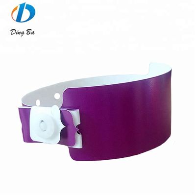Pulseiras de plástico personalizadas unisex para ocasião de reunião em eventos de festival na cor vermelha