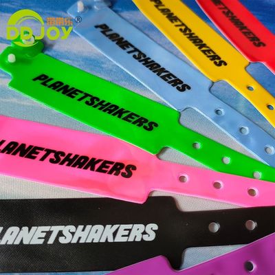 Braceletes de vinil personalizados para parque de diversões acessíveis e duráveis