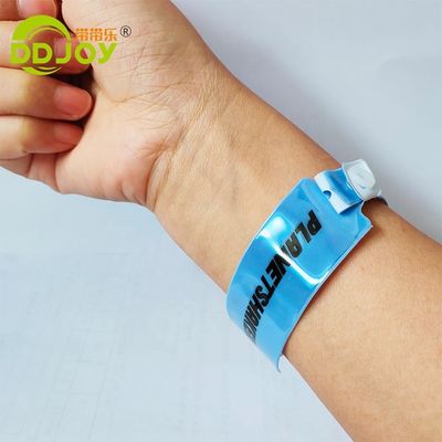 Braceletes de vinil personalizados para parque de diversões acessíveis e duráveis
