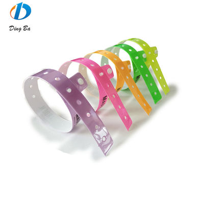 Logotipo personalizado Pulseira de vinil impressa One Direction Pulseira de plástico de festival para parques