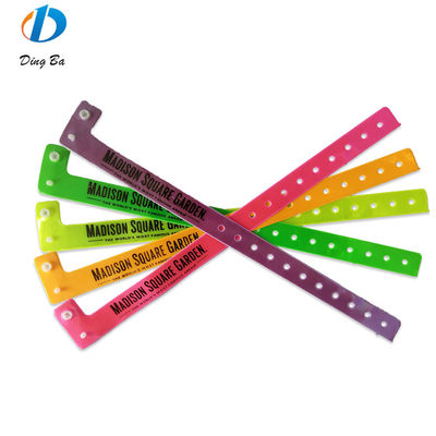 Logotipo personalizado Pulseira de vinil impressa One Direction Pulseira de plástico de festival para parques