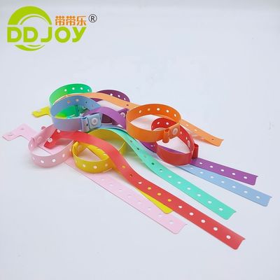 Venda de PVC de plástico macio em forma de L. Pulseira de tamanho adulto para eventos