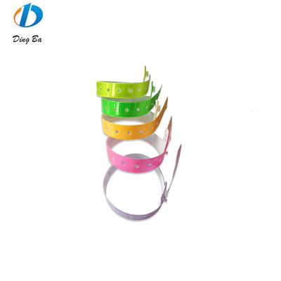Logotipo personalizado Pulseira de vinil impressa One Direction Pulseira de plástico de festival para parques