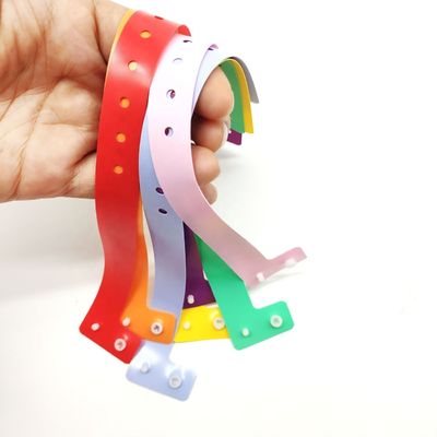 Logotipo personalizado PVC L forma de pulseira de plástico ajustável para evento estilo romântico festival