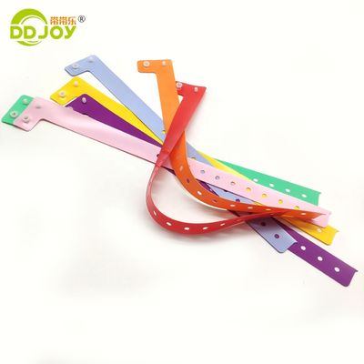 Logotipo personalizado PVC L forma de pulseira de plástico ajustável para evento estilo romântico festival