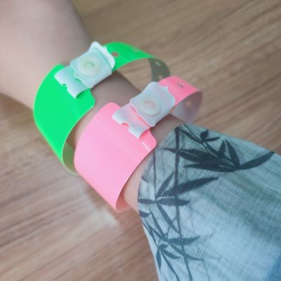 Pulseiras de PVC de vinil impermeáveis de neon brilhante e suave para clubes noturnos