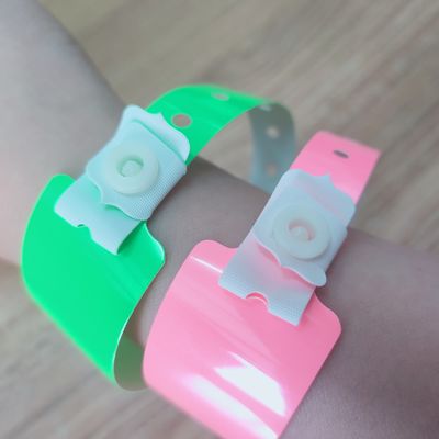 Pulseiras de PVC de vinil impermeáveis de neon brilhante e suave para clubes noturnos