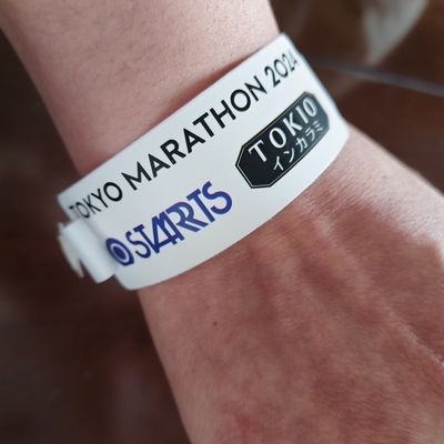 2024 venda de pulseira de presente amarelo pulseira personalizada com desempenho anti-alergênico