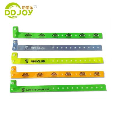 Material de filme fluorescente PVC Pulseira em forma de L para eventos 250*16mm Tamanho ajustável