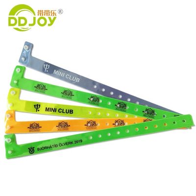 Material de filme fluorescente PVC Pulseira em forma de L para eventos 250*16mm Tamanho ajustável