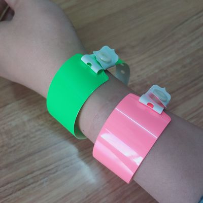Pulseiras de PVC de vinil impermeáveis de neon brilhante e suave para clubes noturnos