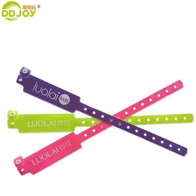 Pulseira de Souvenirs Reflectiva Multicolor Ideal para Eventos de Bares e Bandas