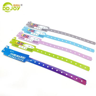 Festa VIP Desenhos personalizados Material PVC macio colorido convidado VIP Pulseira de vinil regular