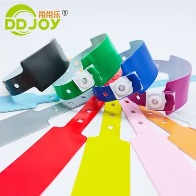 Tecnologia de inserção de bloqueio de plástico Pulseiras/pulseiras de PVC azul para eventos DDJOY Festivais