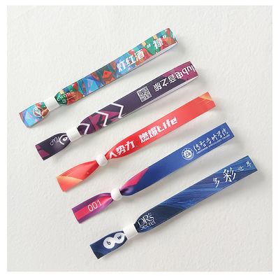 Pulseiras personalizadas para eventos com RFID Chip Tecido de cetim e impressão de texto de logotipo de marcas