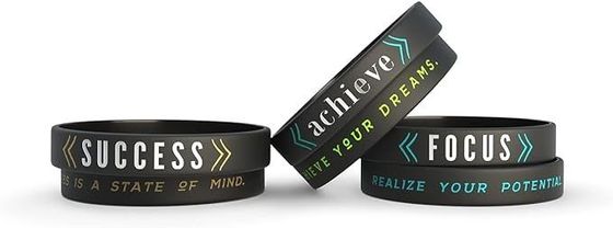 Impressão de tela de seda Logotipo personalizado Pulseira de borracha para eventos e festivais presentes
