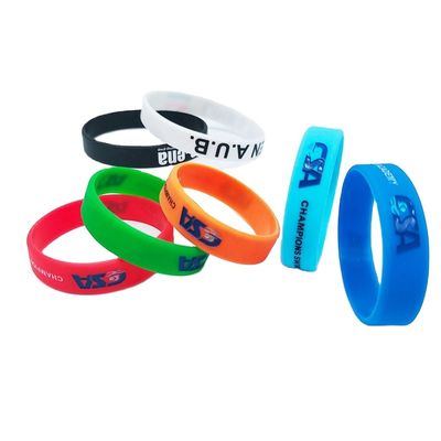 Neon Amarelo Logotipo personalizado brilha em pulseira de silicone escuro para em diferentes cenários
