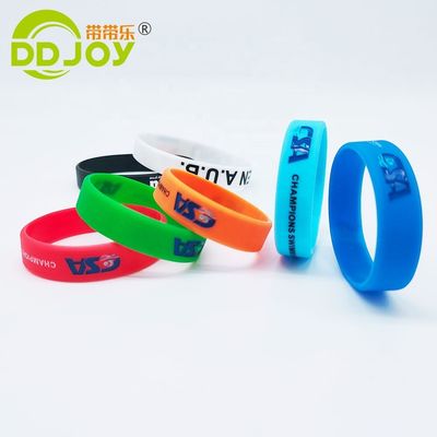 Neon Amarelo Logotipo personalizado brilha em pulseira de silicone escuro para em diferentes cenários