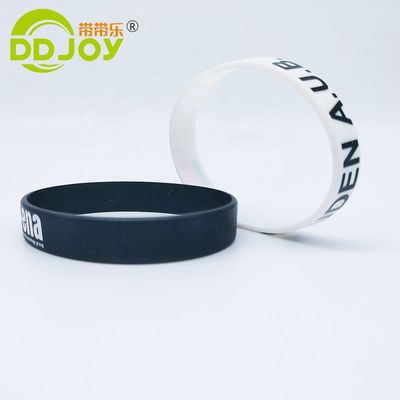 Neon Amarelo Logotipo personalizado brilha em pulseira de silicone escuro para em diferentes cenários