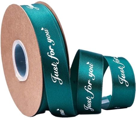 Adicione um toque personalizado aos seus eventos com o logotipo personalizado da fita e flores frescas