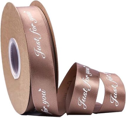 Adicione um toque personalizado aos seus eventos com o logotipo personalizado da fita e flores frescas