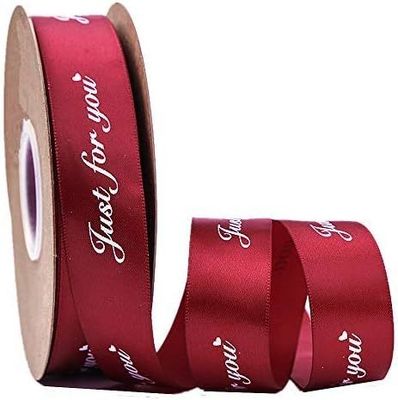 Adicione um toque personalizado aos seus eventos com o logotipo personalizado da fita e flores frescas