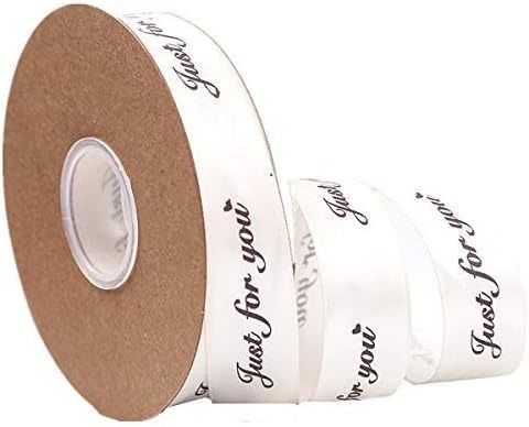 Adicione um toque personalizado aos seus eventos com o logotipo personalizado da fita e flores frescas
