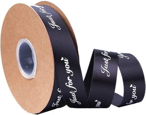 Adicione um toque personalizado aos seus eventos com o logotipo personalizado da fita e flores frescas