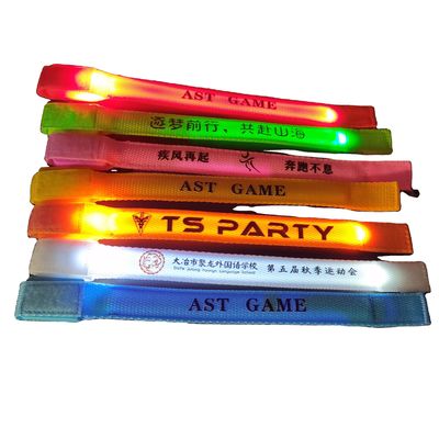 Lâmina de seda personalizada Impressão Offset Pulseira LED de nylon para corrida noturna Brilho em pulseira escura