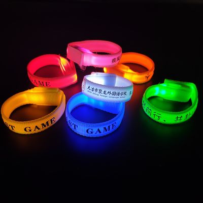 Lâmina de seda personalizada Impressão Offset Pulseira LED de nylon para corrida noturna Brilho em pulseira escura